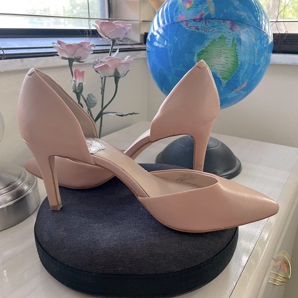 Vince Camuto Kain Pointed Toe Leather Heels - Picture 3 of 12